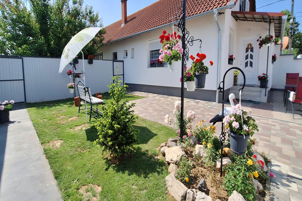 Piroska_vendeghaz_udvar_8