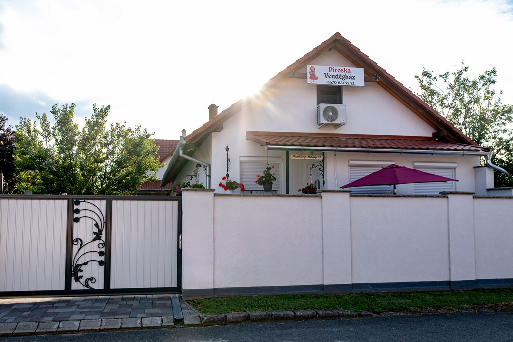 piroska_vendeghaz_utcafront