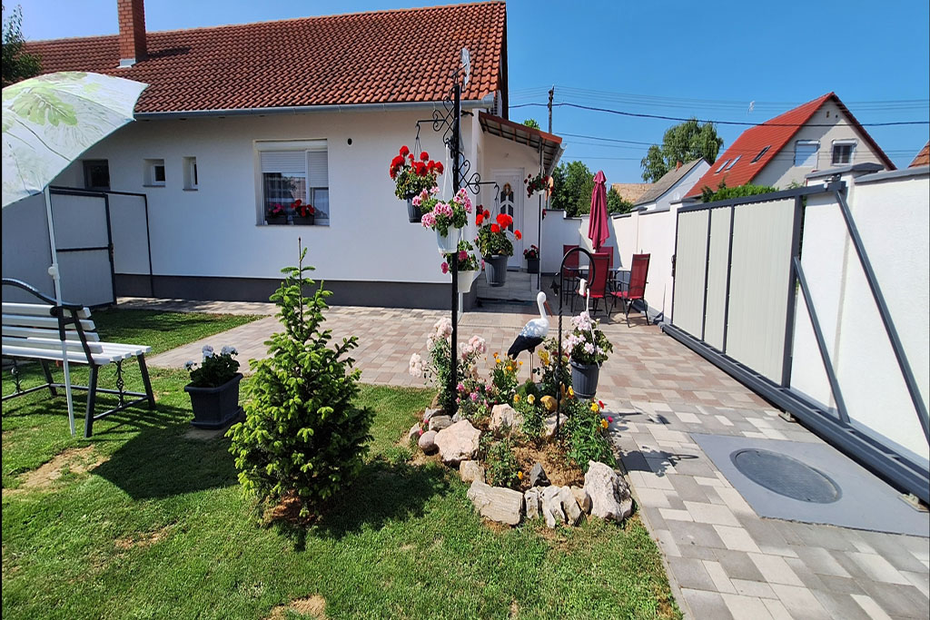Piroska_vendeghaz_udvar_1